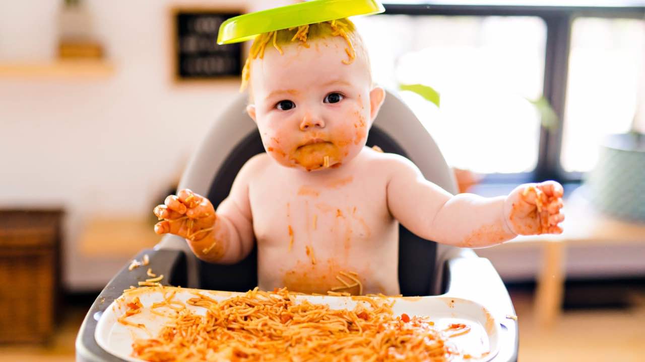 bambino che mangia la pasta