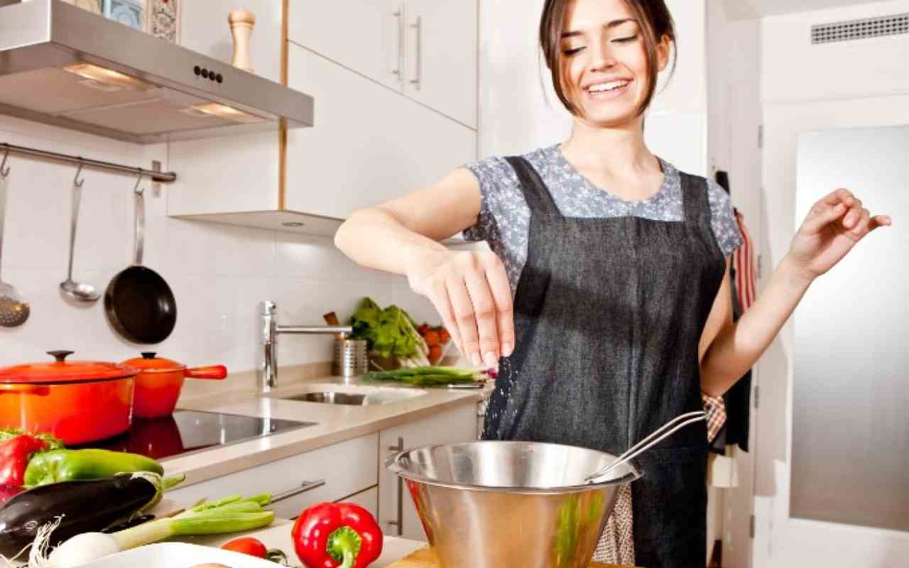 Cucina, i dieci trucchi per risparmiare un sacco di tempo: in pochi li conoscono. Non ne farai più a meno  --- (Fonte immagine: http://www.laterradelgusto.it/wp-content/uploads/2023/08/Cucinare-La-Terra-Del-Gusto-1-25-agosto-2023.jpg)