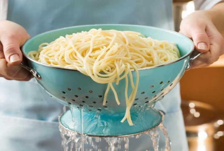 Scolare la pasta, mai farlo nel lavandino
