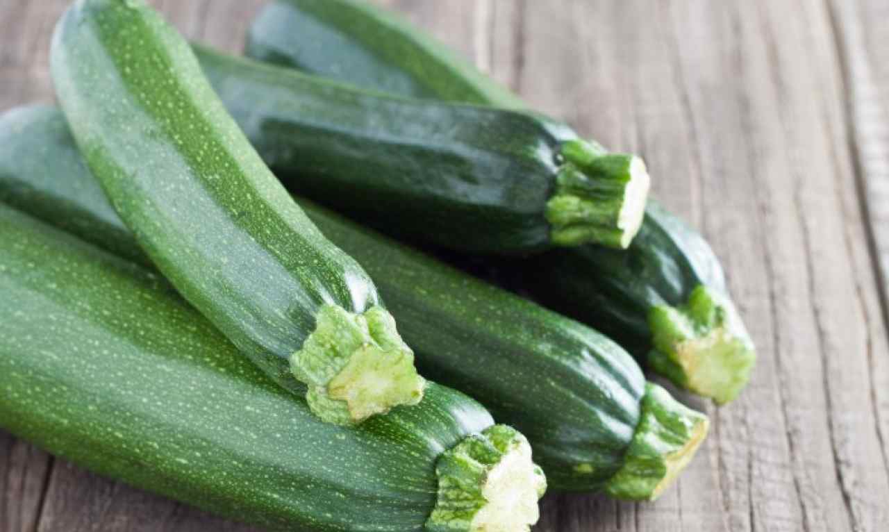 Zucchine, il trucco per non farle diventare molli in frigorifero fresche per un mese 