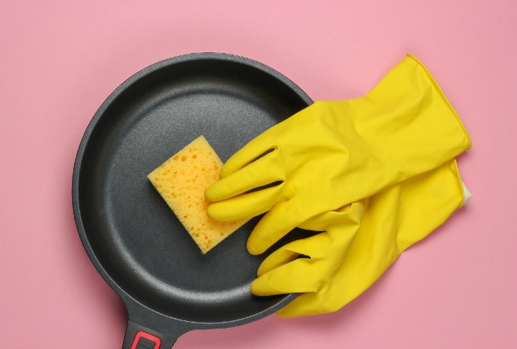 Ecco come pulire al meglio le padelle secondo Benedetta Rossi