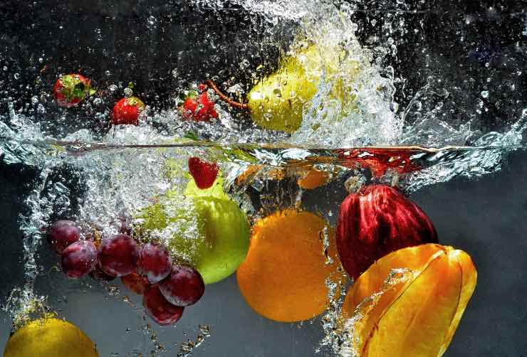 Lavare la frutta per eliminare i pesticidi - Laterradelgusto.it