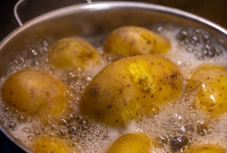 Trucco per sbucciare le patate