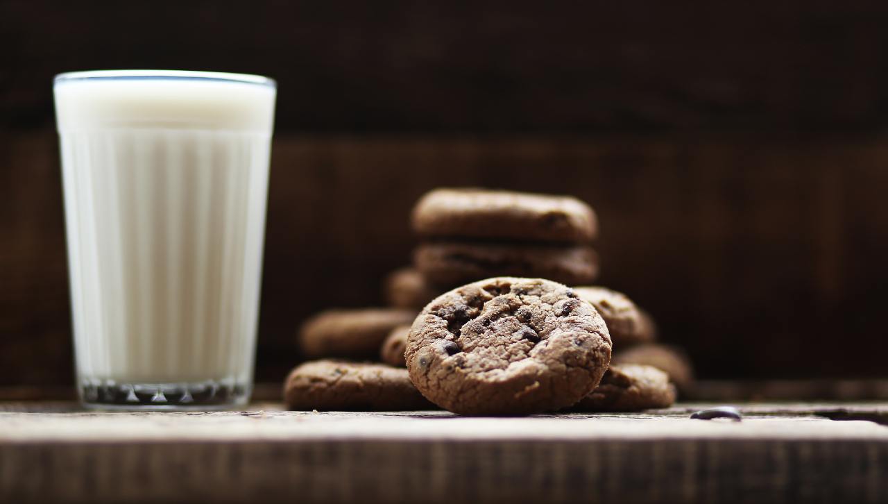 Quanto va tenuto inzuppato un biscotto nel latte?