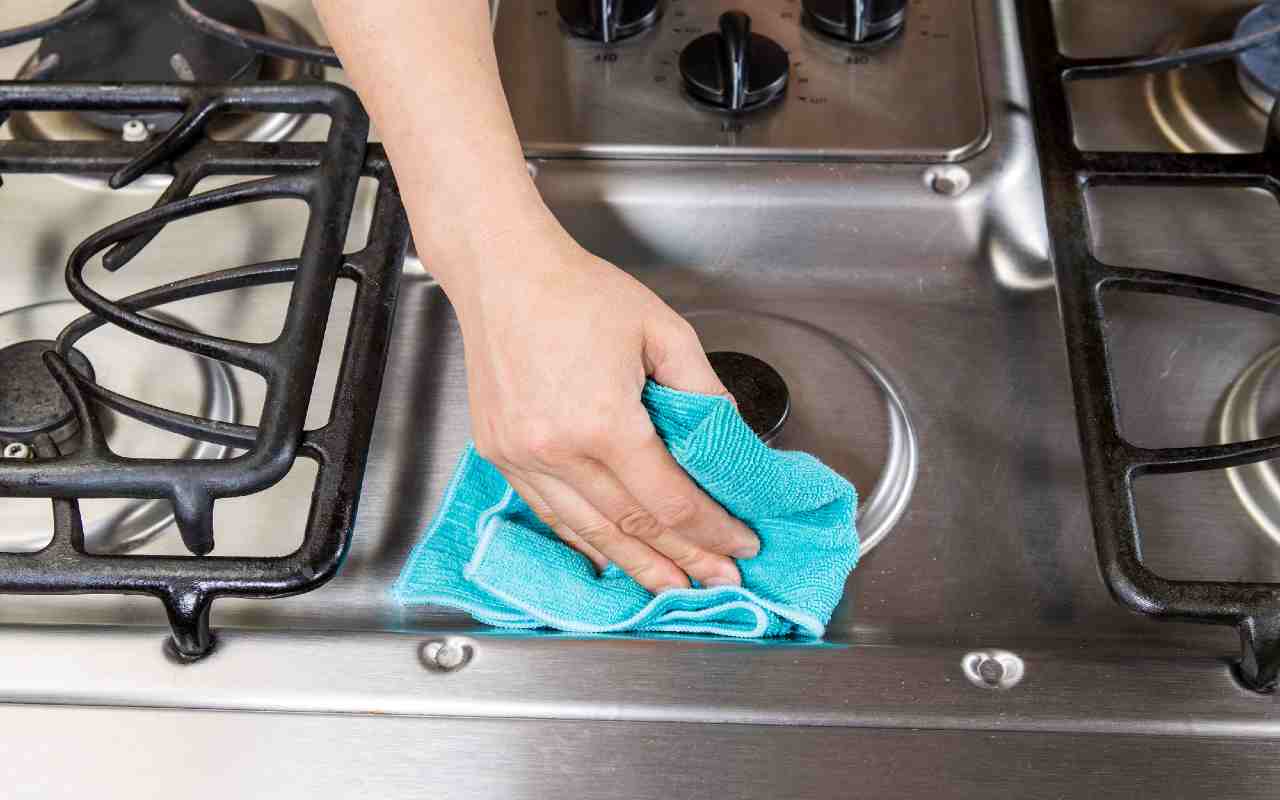 Un metodo per pulire senza lasciare aloni il piano cottura