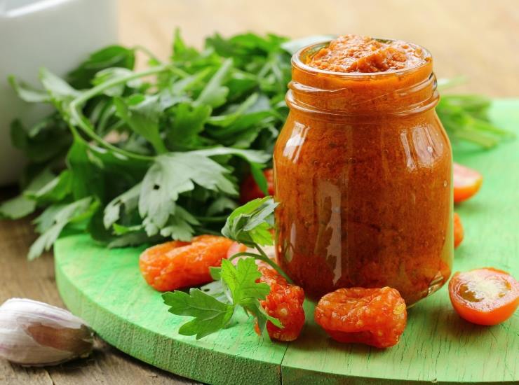 Via dagli scaffali molte confezioni di pesto rosso