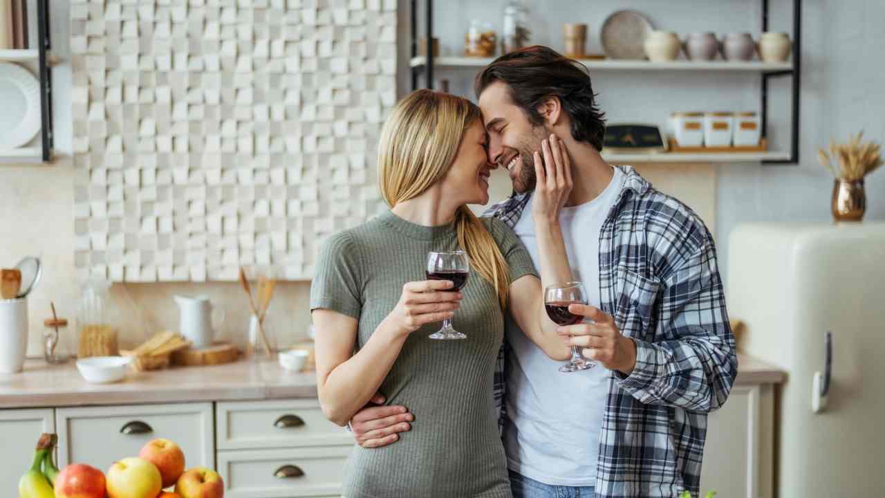 Marito felice con la ricetta di pesce da ristorante