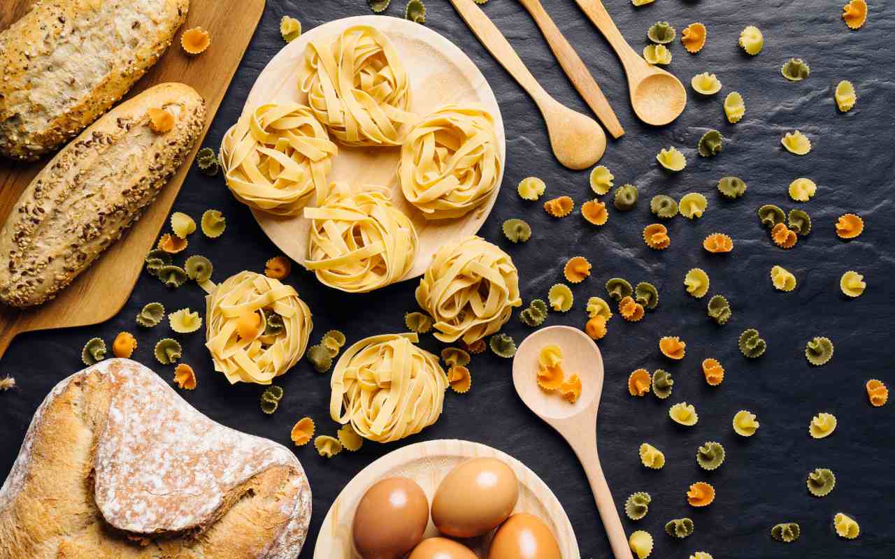 Composizione di cibo italiano con differenti tipi di pasta