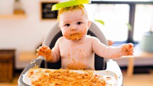 bambino che mangia la pasta