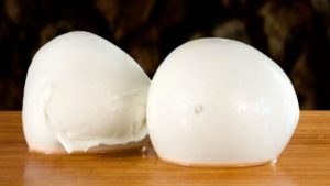 Come riconoscere la qualità di una buona mozzarella di bufala