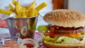 patate fritte e hamburger