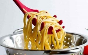 Perché il mestolo della pasta è bucato?