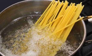 Come riutilizzare l'acqua della pasta