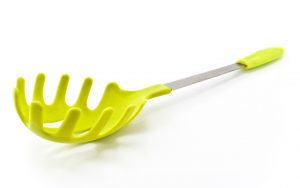 Perché il mestolo della pasta è bucato?