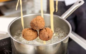 Il trucco delle noci nell'acqua della pasta