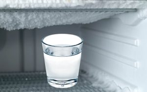 Cosa succede mettendo un bicchiere d'acqua nel congelatore