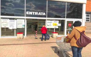 Corsa alla rimozione del prodotto dagli scaffali Esselunga