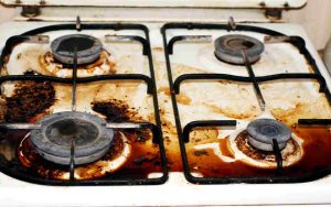 Il segreto per pulire per bene i fornelli
