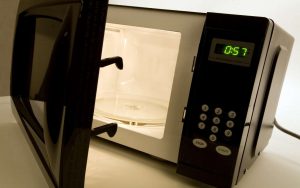 Che cosa non va mai cucinato nel forno a microonde?