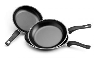 A che cosa serve il buco nel manico delle padelle?