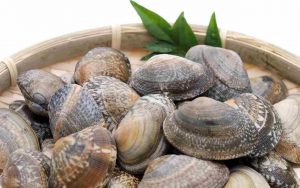 Il trucco per pulire le vongole dalla sabbia