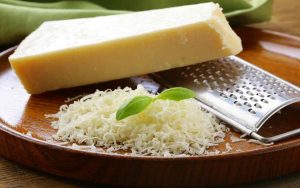 Come eliminare la muffa dal parmigiano