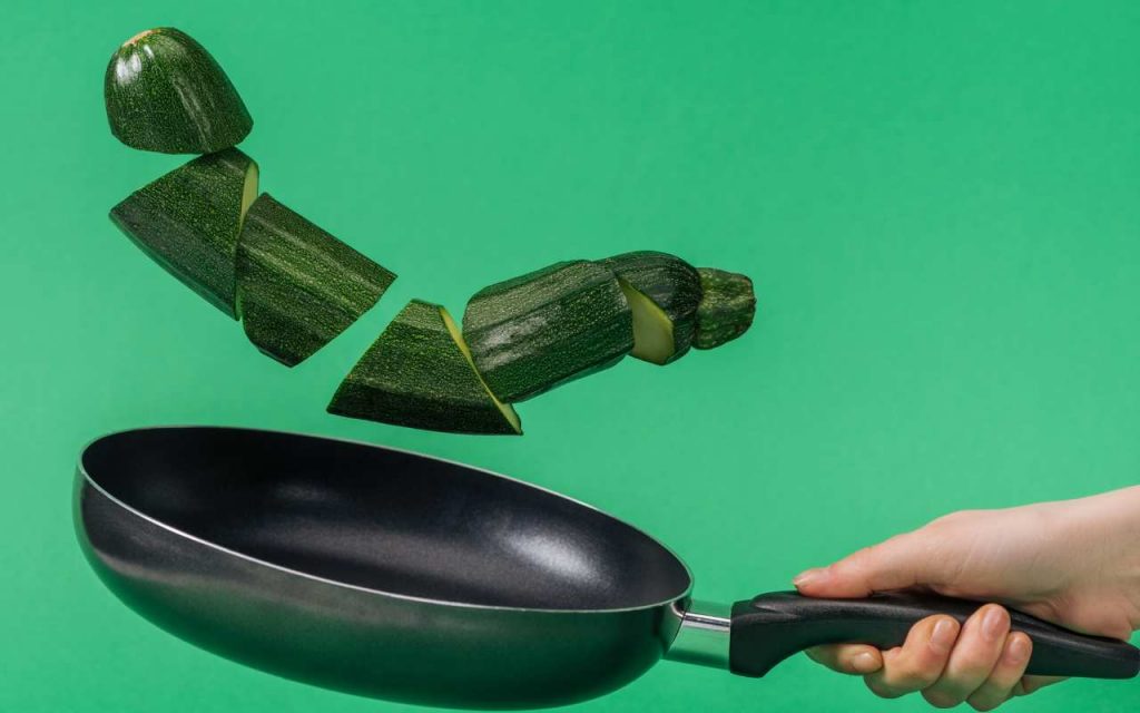 La ricetta delle zucchine in padella con pangrattato