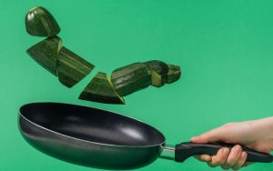 La ricetta delle zucchine in padella con pangrattato