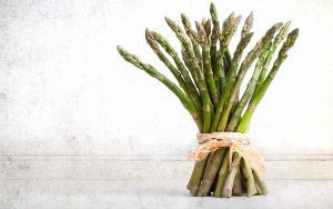 Asparagi, il metodo per pulirli come si deve