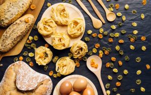 Composizione di cibo italiano con differenti tipi di pasta
