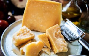 Parmigiano a pezzi su un piatto